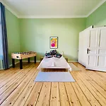 Stylish Design Apartment Very Close To Kurfuerstendamm At Savignyplatz
