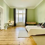 Stylish Design Apartment Very Close To Kurfuerstendamm At Savignyplatz